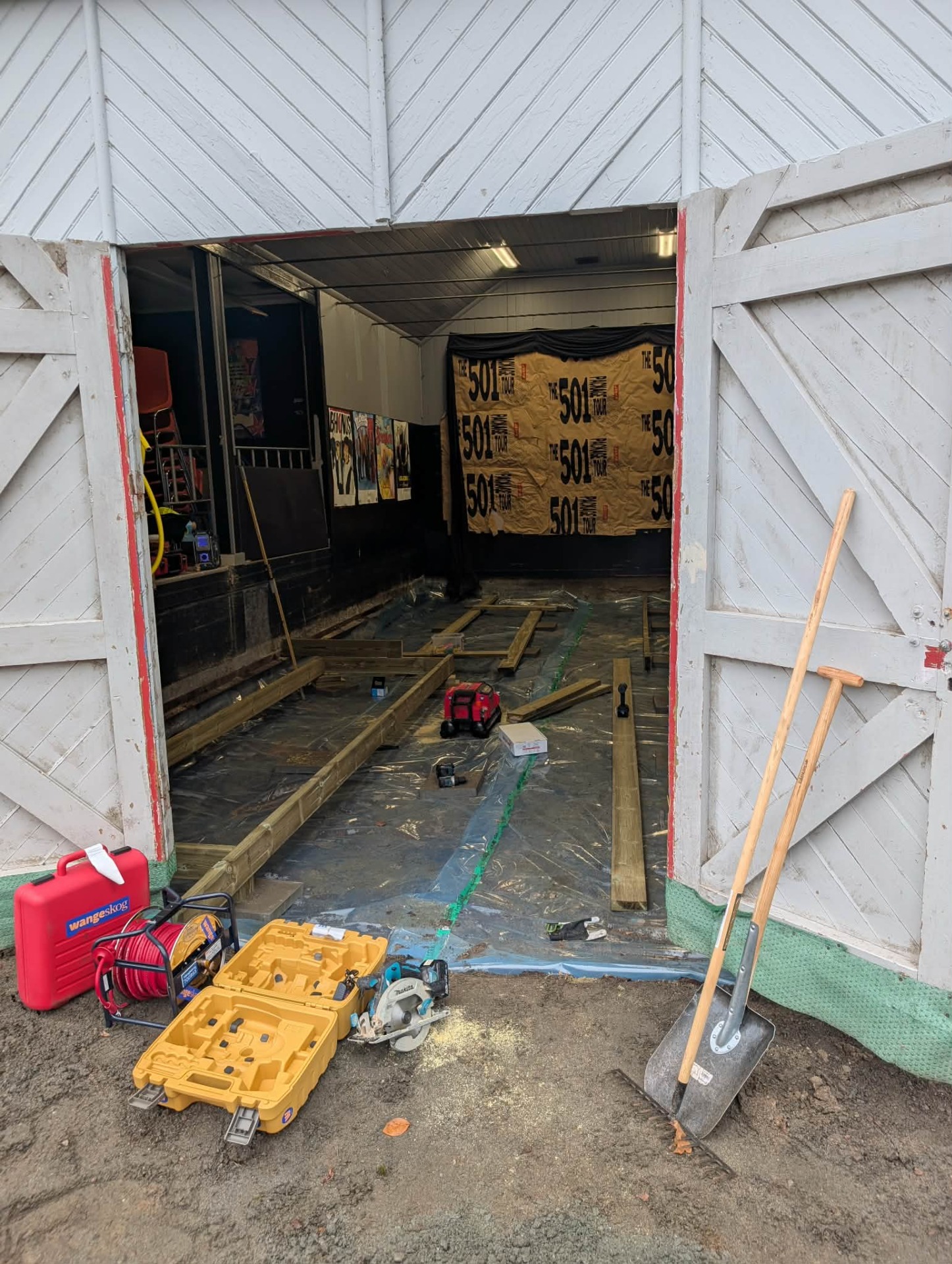 Golvet görs om i den framtida butikslokalen.